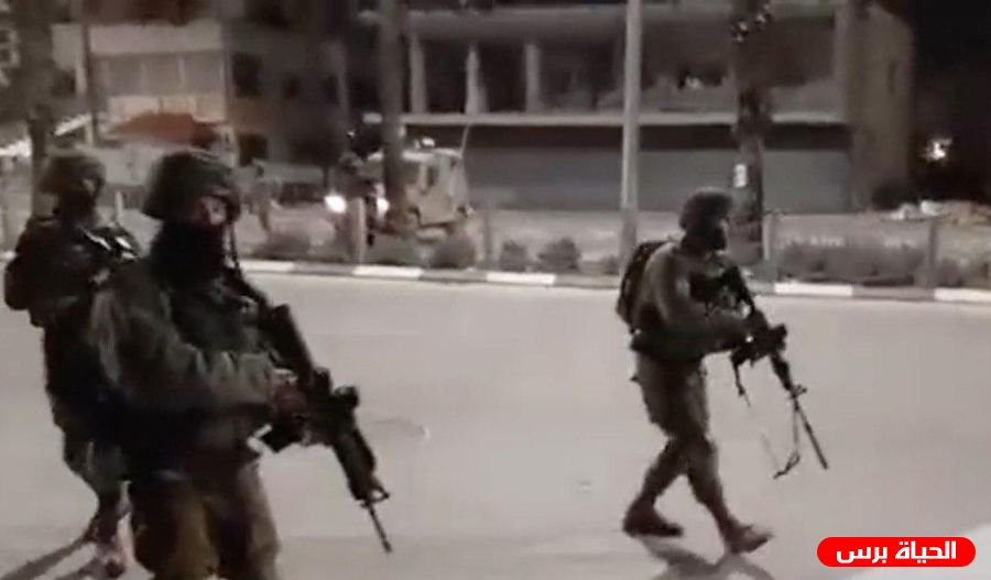 قوة خاصة إسرائيلية تقتحم مسجد وسط البيرة وتستولي على تسجيلات كاميرات