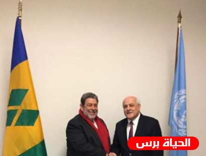 السفير منصور يبحث مع رئيس وزراء سانت فنسنت وغرينادين تعزيز التعاون المشترك