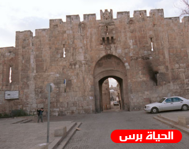القدس : الاحتلال يغلق باب الرحمة بالسلاسل ودعوات لإقامة الصلاة أمامه