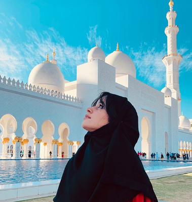 نجمة عالمية ترتدي الحجاب في زيارة مسجد في دبي
