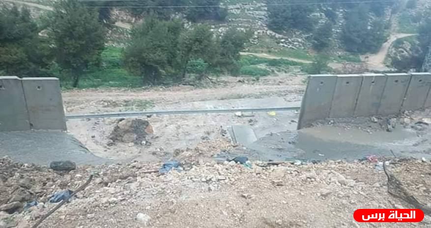 انهيار مقاطع من الجدار العنصري بمخيم شعفاط بفعل الأمطار