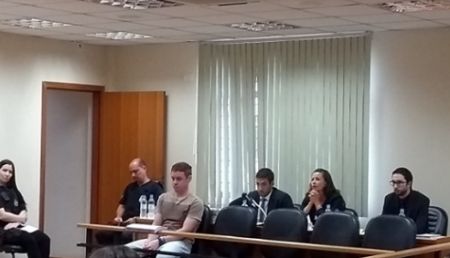 شاهد .. فتاة تفاجئ القاضي داخل المحكمة