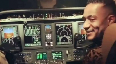 محمد رمضان يعتذر للطيار الذي أوقف عن العمل بسببه