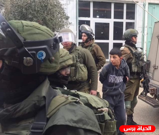 الاحتلال يعتقل طفلا من مخيم العروب شمال الخليل