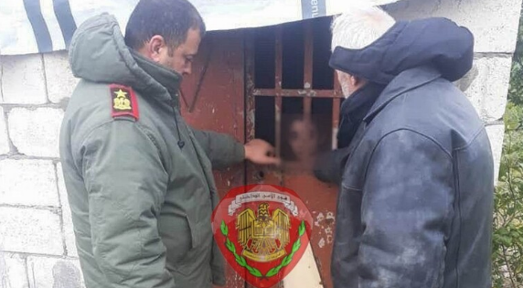 تحرير طفل معتقل في غرفة مظلمة وباردة ومقيد بالسلاسل 