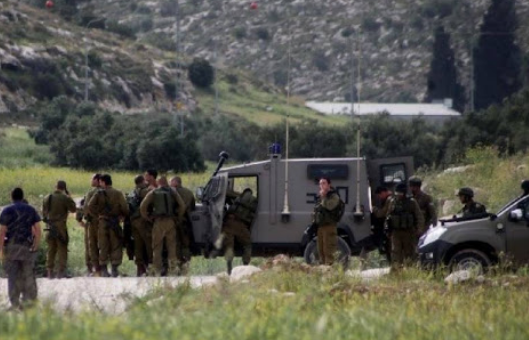 الخليل: الاحتلال يستولي على كرفان صفي في مدرسة 