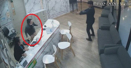 فيديو : الغيرة تدفع رجل لقتل طليقته أمام زملائها