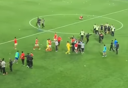 فيديو : الأهلي والزمالك يختمان السوبر المصري بشجار وحركات بذيئة 