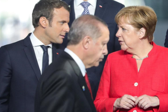 أردوغان يطالب ماكرون وميركل للمساعدة في منع حدوث أزمة إنسانية في إدلب
