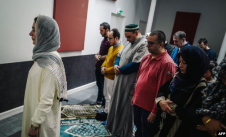 سيدة تخطب الجمعة وتؤم المصلين في باريس