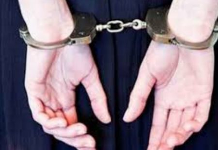 سيدة وابنتها تحتجزان مدير بنك لإجباره على معاشرتهما