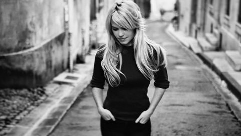 مغنية بريطانية تكشف تعرضها للاحتجاز والتخذير والاغتصاب