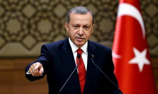 أردوغان يهدد أوروبا باللاجئين واليونان تمنعهم بالقوة