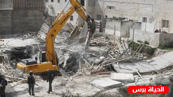 الاحتلال يهدم منزلا في حي بيت حنينا وأساسات آخر في جبل المكبر