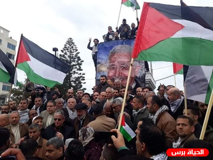 حشود تتوافد لساحة الجندي المجهول دعما للرئيس عباس ضد 