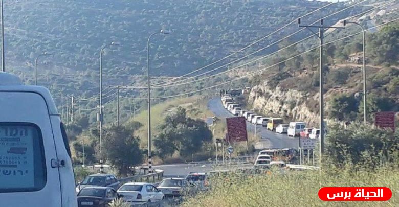 الاحتلال يغلق المدخلين الشماليين لدير نظام بالسواتر الترابية