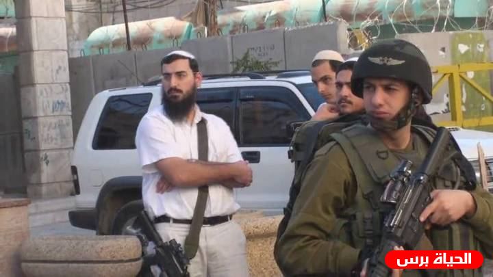 مستوطنون يهددون المواطنين بترحيلهم في الخليل