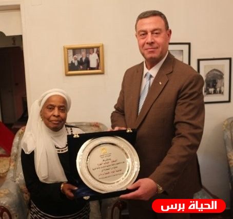 السفير اللوح يكرم أولى أسيرات الثورة الفلسطينية فاطمة برناوي