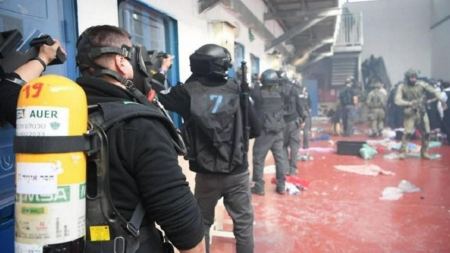 إصابات بين الأسرى في "عوفر" ونقل 38 أسيرا إلى سجون عدة