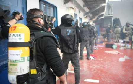 أسرى عوفر يواصلون إحتجاجاتهم وسط تعنت إدارة السجن