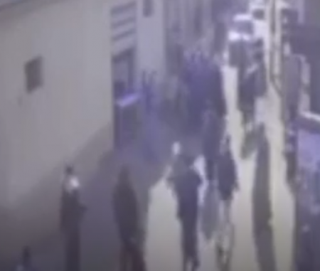 فيديو شاب يحاول قتل شقيقته دهساً بسيارته