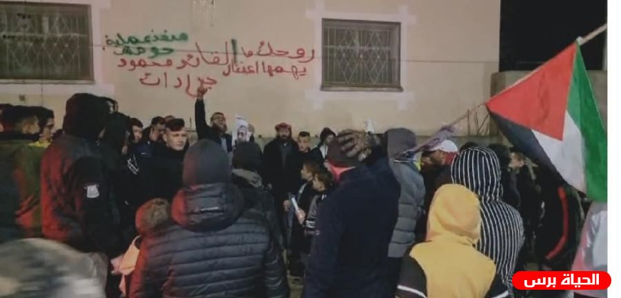 وقفة تضامنية مع عائلة الأسير جرادات في السيلة الحارثية