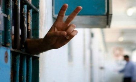أسرى نفحة يرفضون الخضوع للتفتيش عند الخروج غدا لصلاة الجمعة