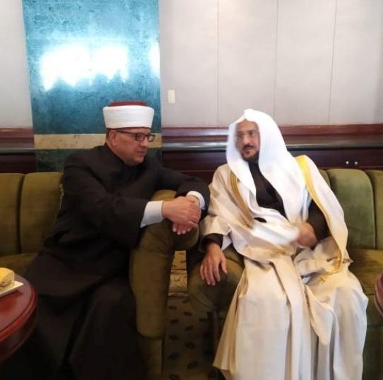 وزير الأوقاف يطلع نظيره السعودي على تطورات الأحداث في 