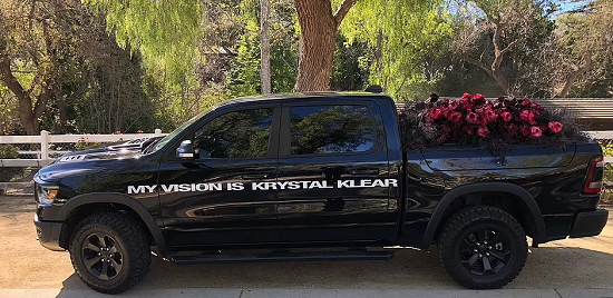 كيم كارداشيان تحصل على هدية شاحنة ورود