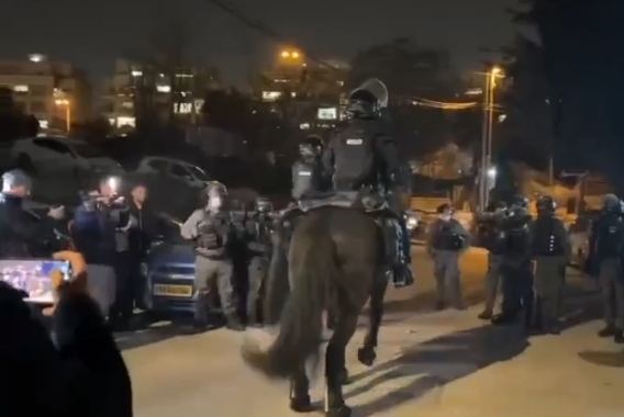 الاحتلال يفرض اغلاقا شاملا على حي الشيخ جراح ويعتدي على المواطنين