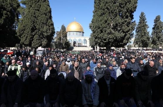 الآلاف يؤدون صلاة الجمعة في الأقصى