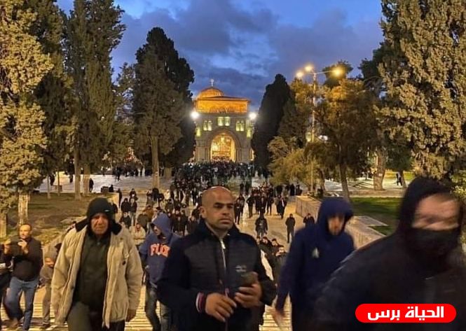 الآلاف يؤدن صلاة الفجر في الأقصى في 