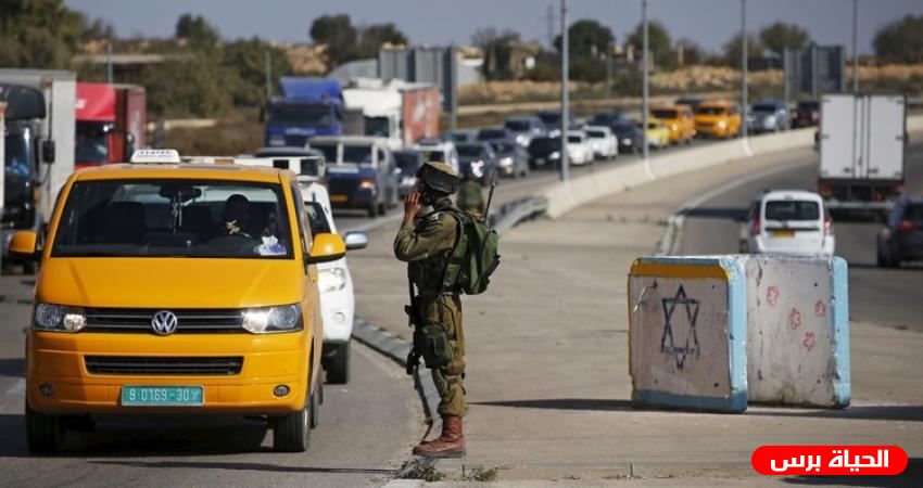  الاحتلال يغلق مدخل بيت عوا ويحتجز عشرات المركبات والمارة