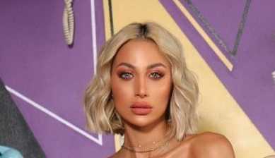 مودل روز تظهر بشكل غريب في طريق عام