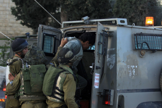 الاحتلال يعتقل شابين من قرية عنزة