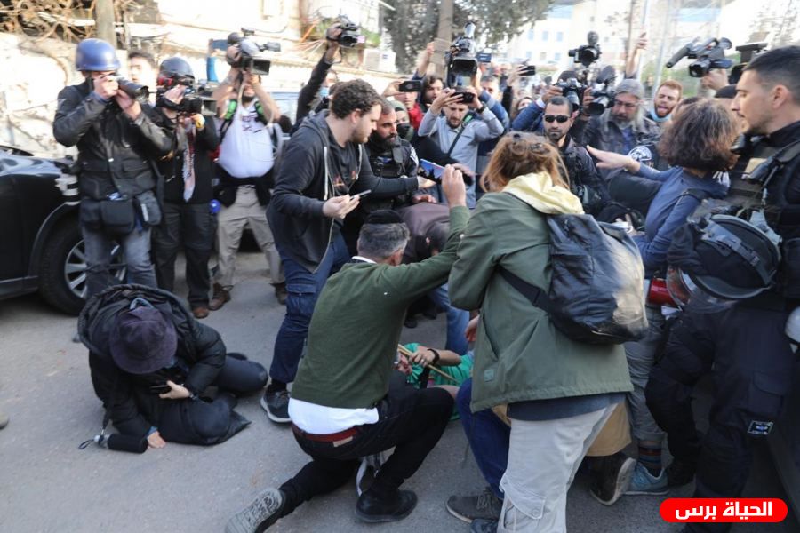 قوات الاحتلال تعتدي على المتضامنين في الشيخ جراح