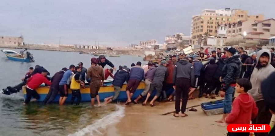 إصابة صياد جراء انقلاب قارب في بحر غزة
