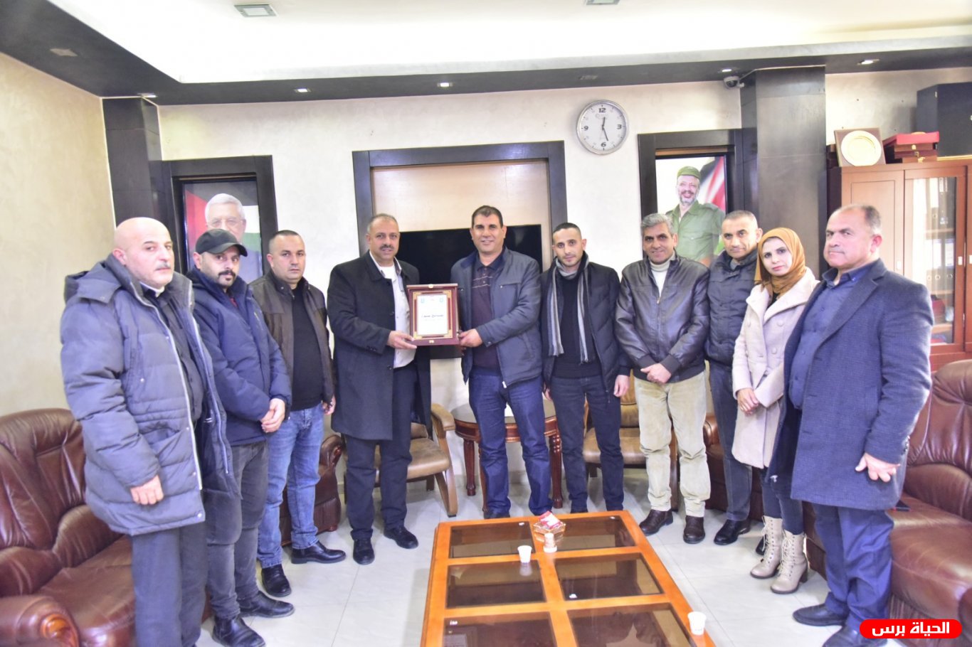 وفد جهاز المخابرات العامة يهنئ رئيس بلدية يطا صالح عواد بمناسبة انتخابه أمين سر اتحاد الهيئات المحلية