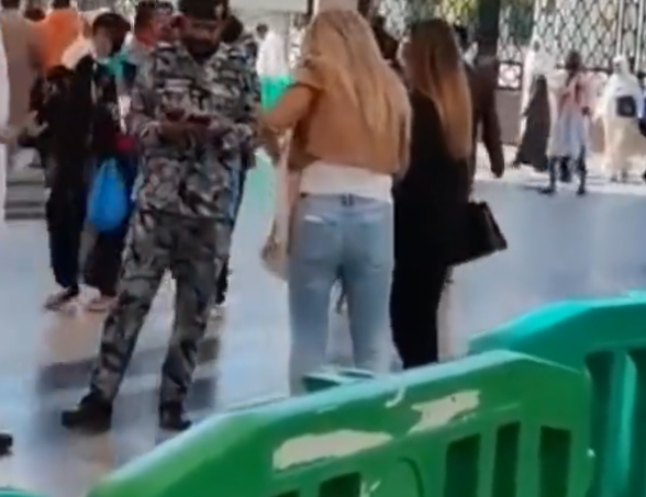 فيديو دخول امرأتين بدون حجاب لحرم المسجد النبوي يثير ضجة في السعودية