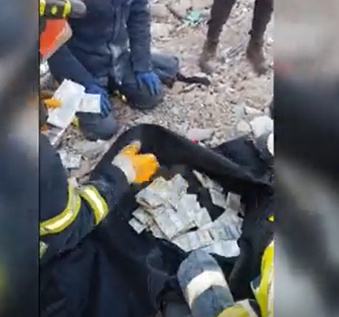 بالفيديو العثور على كنز تحت الأنقاض في تركيا