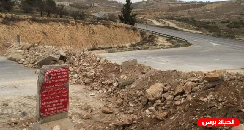 الاحتلال يغلق طريقا بالسواتر الترابية ببلدة يطا جنوب الخليل