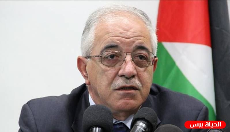 الرئيس عباس يقلد حنا عميرة النجمة الكبرى من وسام القدس