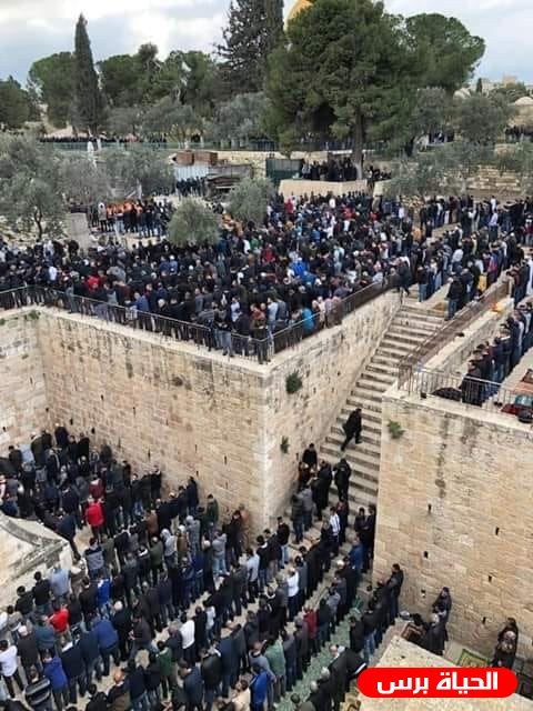 المواطنون يؤدون صلاة العصر في ساحة الغزالي بسبب إغلاق 