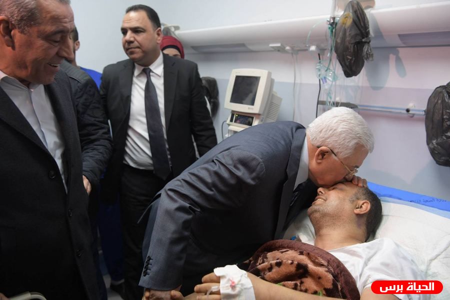 صور:الرئيس عباس يعود القيادي عاطف أبو سيف في مجمع فلسطين الطبي ويطمئن على صحته