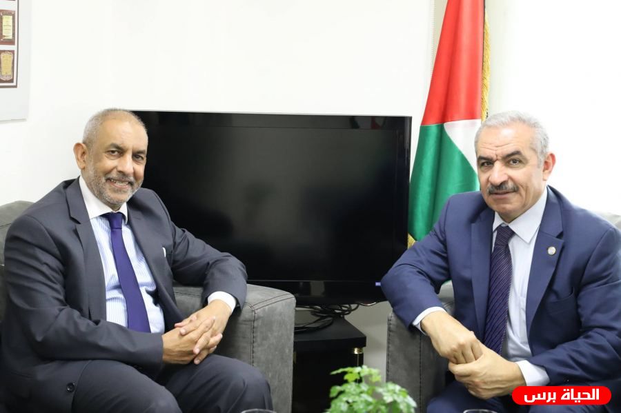 اشتية يبحث مع السفيران الجنوب افريقي والهندي سبل التعاون