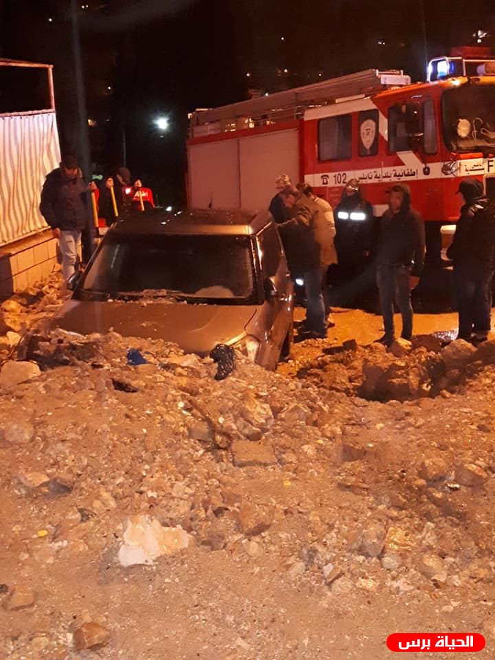 طواقم بلدية نابلس تتعامل مع انهيار صخري جراء المنخفض الجوي