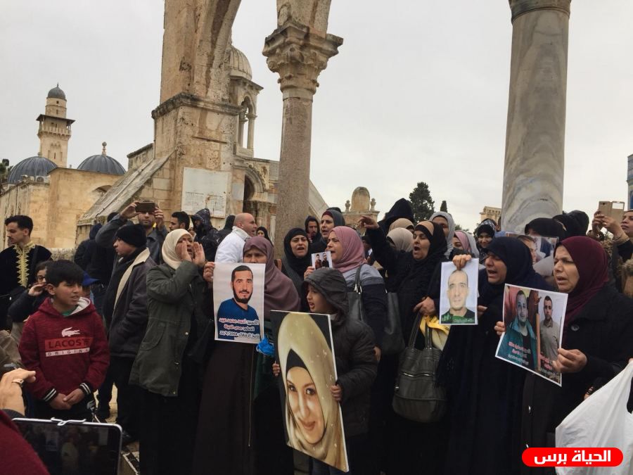 الاحتلال يبعد ناشطا مقدسيا وثلاث سيدات عن المسجد الأقصى