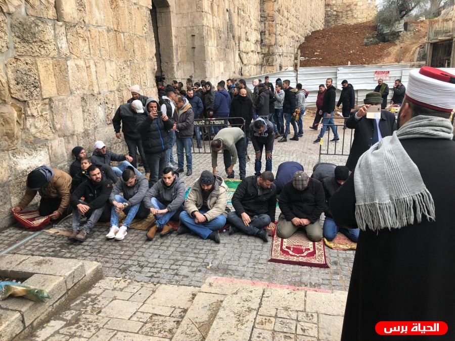 مبعدو الأقصى يؤدون صلاة الجمعة أمام باب الأسباط ومقبرة باب الرحمة
