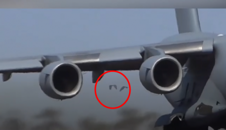 طائر منع طائرة حربية من الطيران