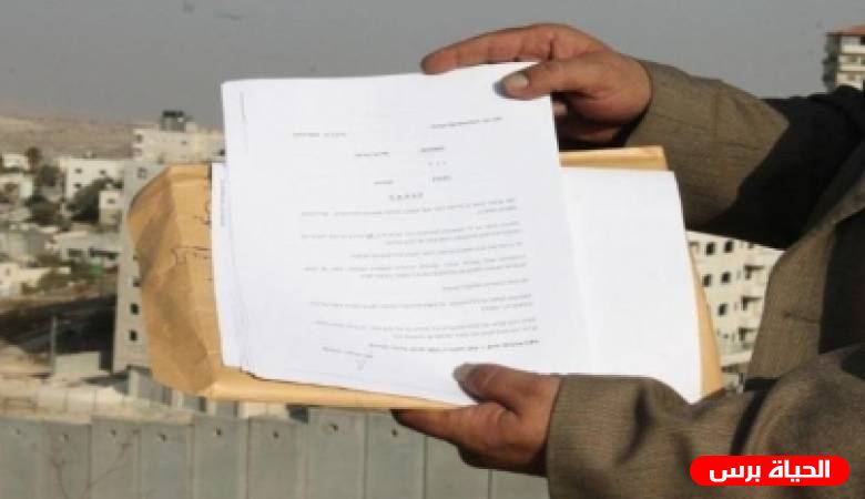 الاحتلال يسلم اخطارات هدم وقف بناء منازل في قرية حارس غرب سلفيت 